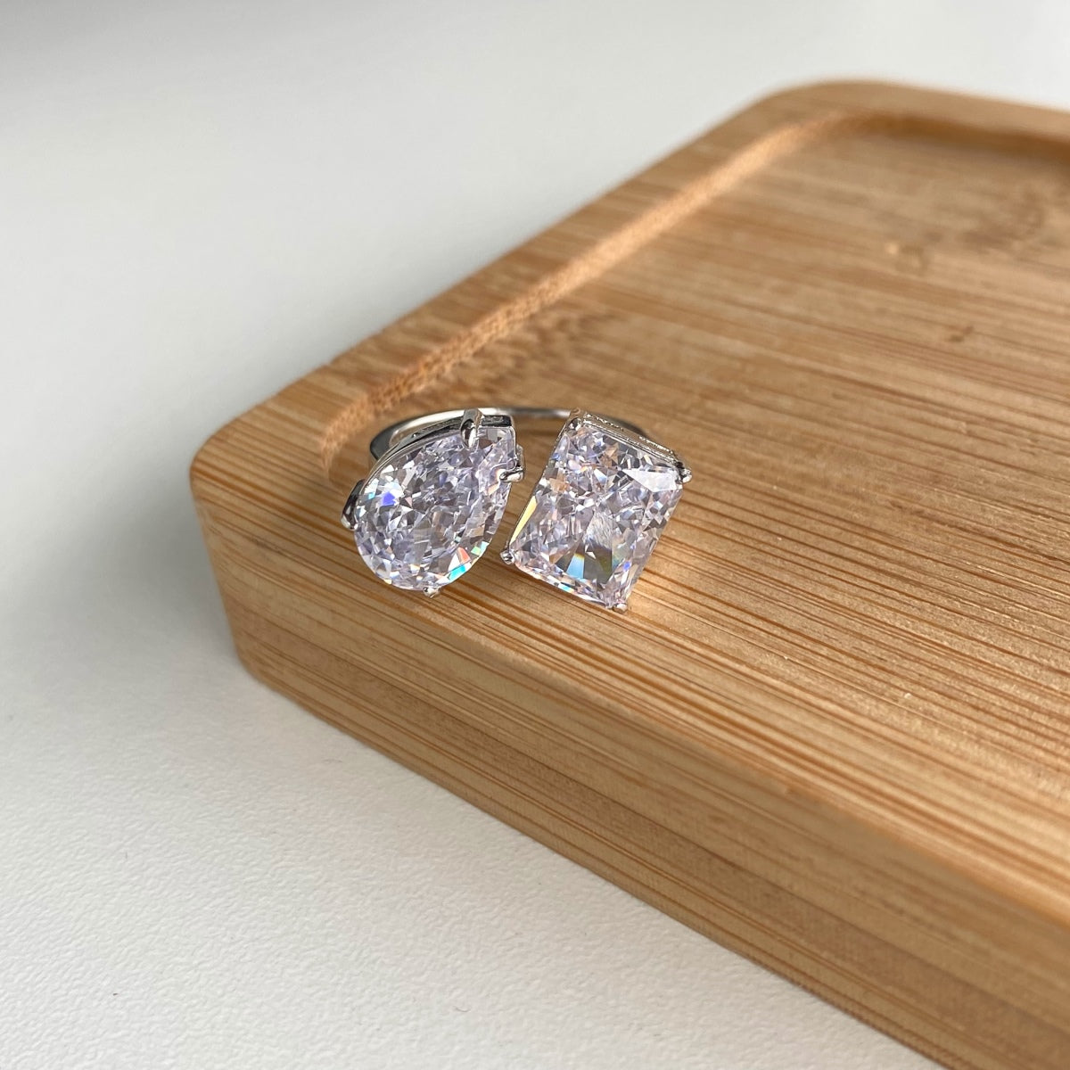 Pierścionek srebrny rodowany otwarty z dużymi cyrkoniami 6.75ct Diamond Ice Queen