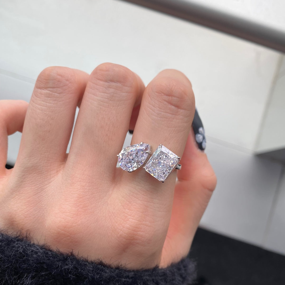 Pierścionek srebrny rodowany otwarty z dużymi cyrkoniami 6.75ct Diamond Ice Queen