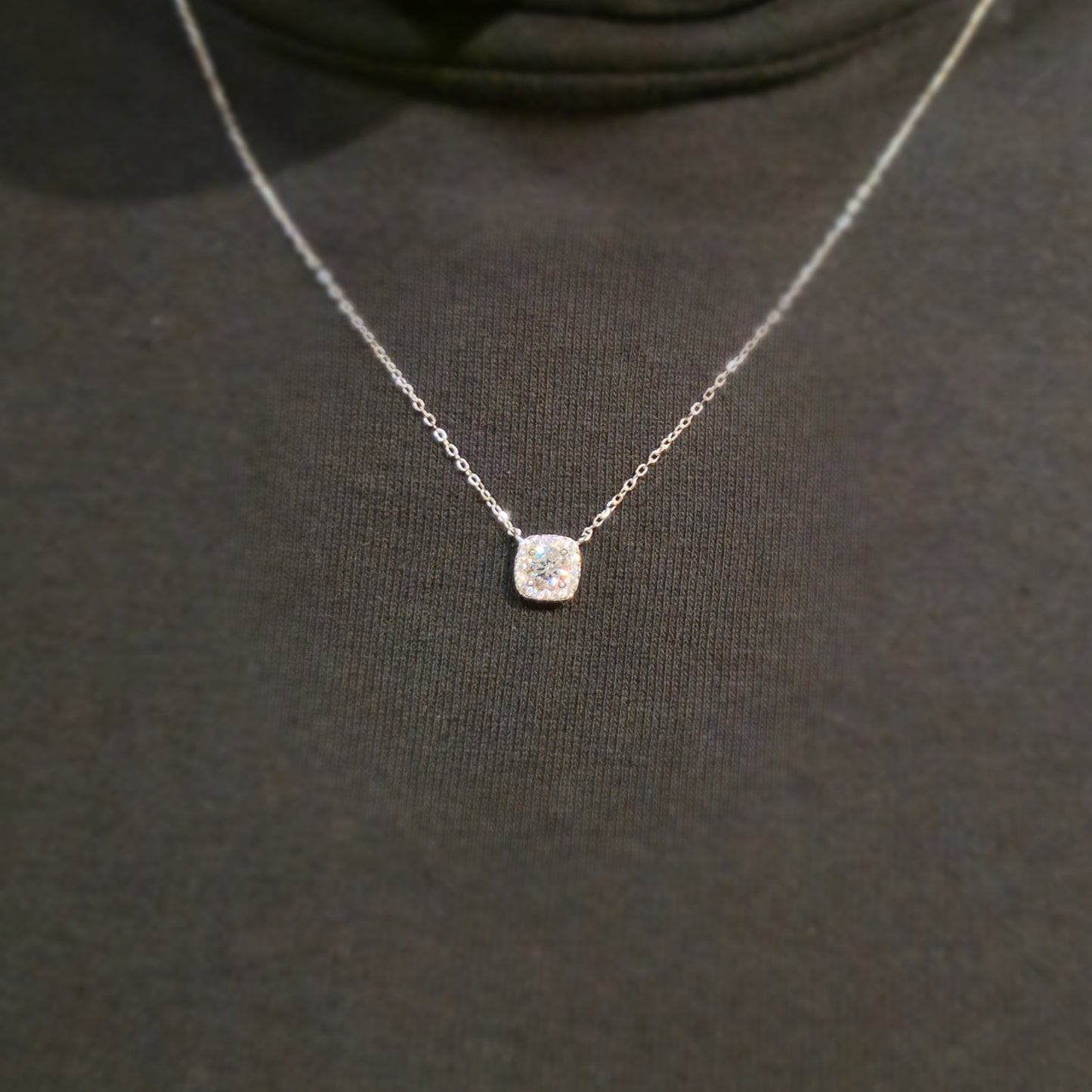 Naszyjnik srebrny rodowany z cyrkoniami HALO Crowned Jewel
