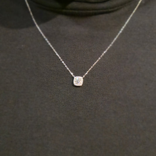 Naszyjnik srebrny rodowany z cyrkoniami HALO Crowned Jewel