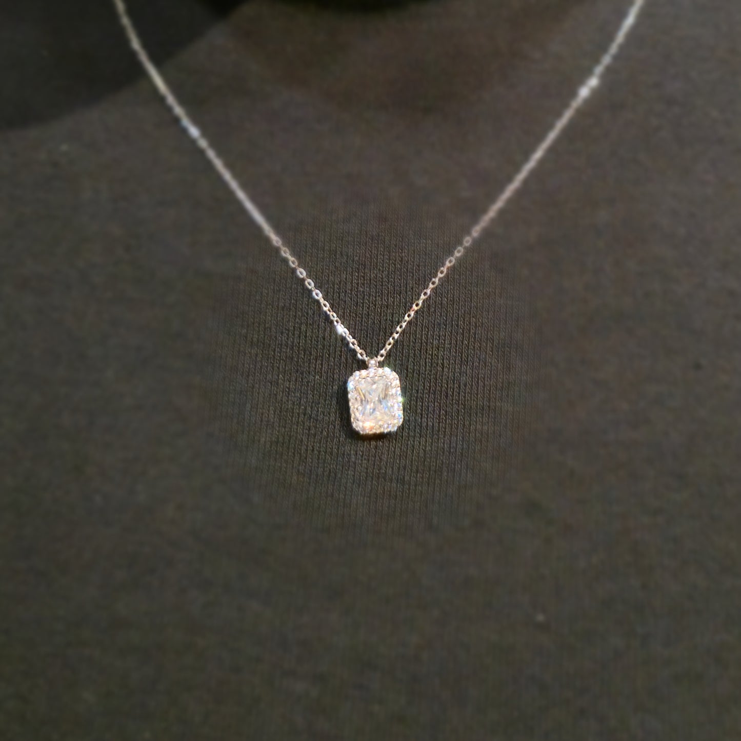 Naszyjnik srebrny rodowany z cyrkoniami HALO Aristocratic Allure