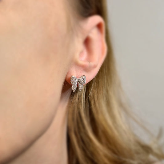 Kolczyki srebrne rodowane kokardki z cyrkoniami Sparkle Ribbon